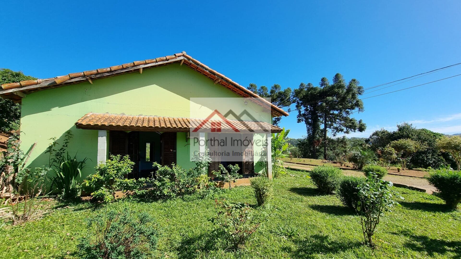 Está em busca de uma chácara com casa em alvenaria no bairro Centro, em Guapiara-SP? Temos uma opção incrível para você! Com 3 dormitórios, sendo 2 suítes, e 4 banheiros, esta casa espaçosa e moderna é perfeita para sua família. Com uma área construíd