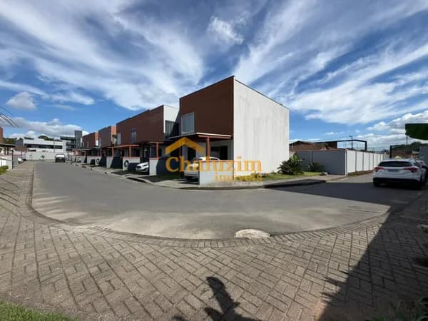 Sobrado Geminado à Venda no Itaum