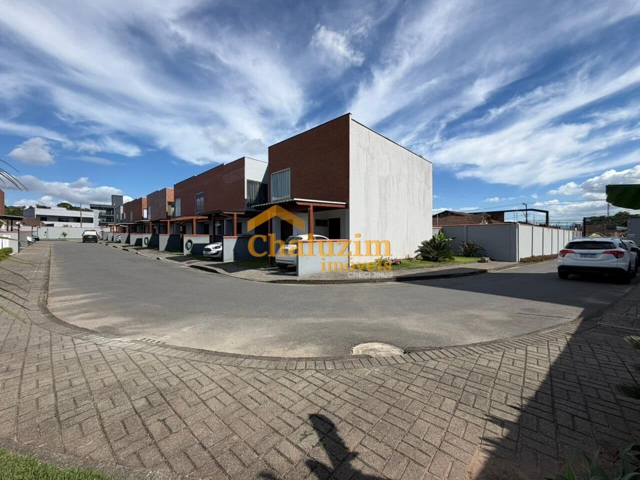 Sobrado Geminado à Venda no Itaum