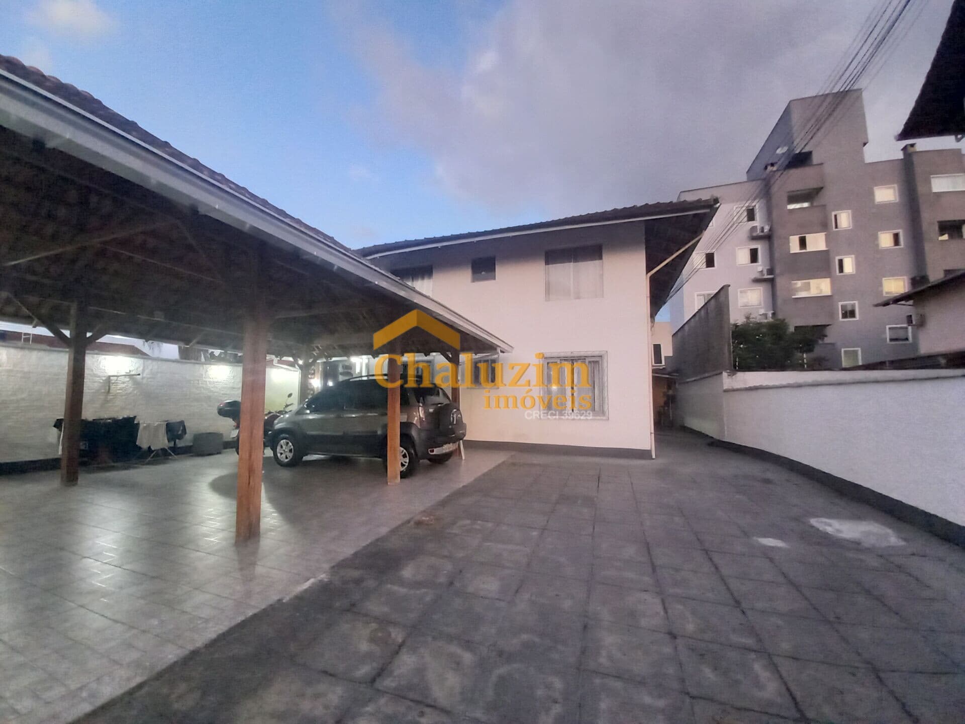 Apartamento com 2 dormitórios à venda no bairro Iririú, zona Norte de Joinville (SC)