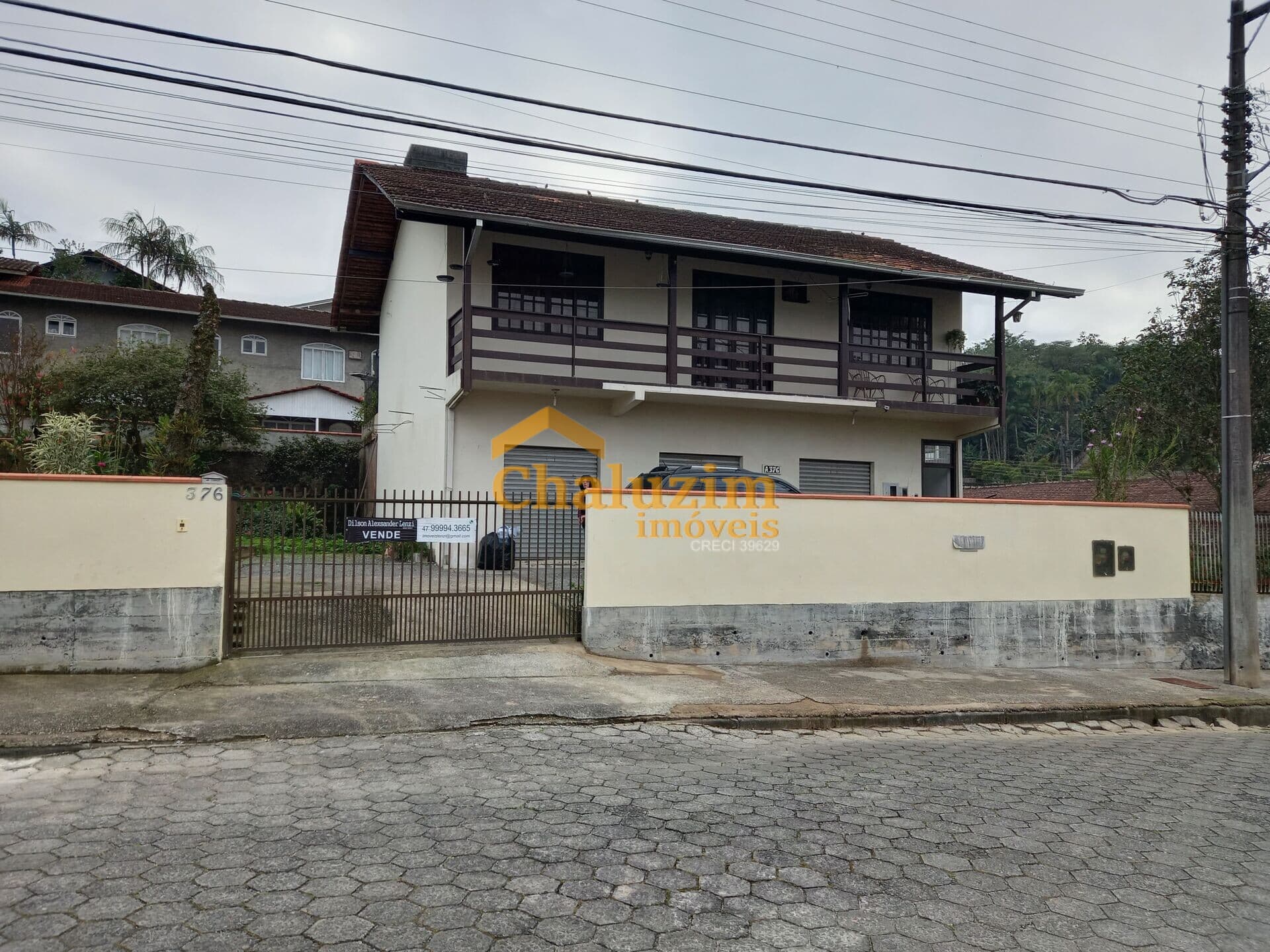 Sobrado à venda no bairro Floresta, com 210 m2 de área Útil contendo duas amplas salas comercial no térreo Joinville, SC