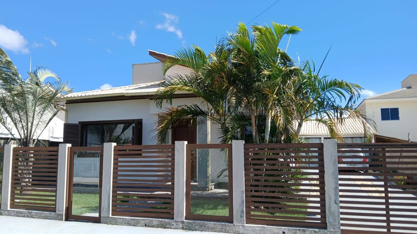 CASA RESIDENCIAL: Medindo 63,00 m² (sessenta e três metros quadrados) e uma EDÍCULA: Área de 79,20 m² (setenta e nove metros e vinte centímetros quadrados); CASA CONTENDO: 03 dormitórios, sala, cozinha, banheiro.
