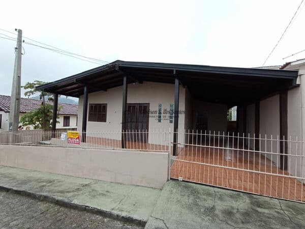 VENDO CASA DE ALVENARIA - CENTRO DO MUNICÍPIO DE JAGUARUNA-SC!!