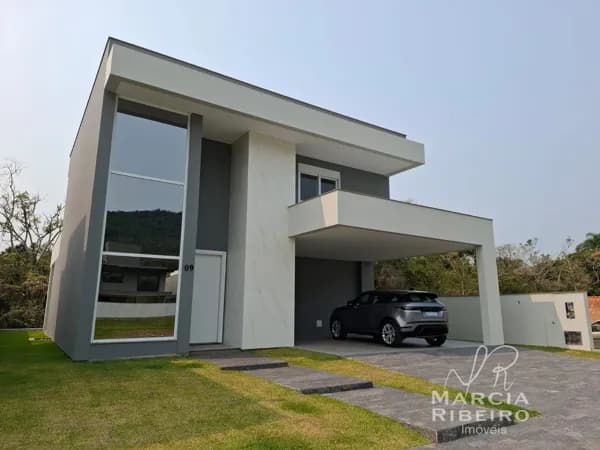 Casa Alto Padrão! Então você já sonhou em morar lá! Florianópolis ganhou este mágico lugar, o espetacular condomínio fechado. Venha morar no campo do lado da cidade!