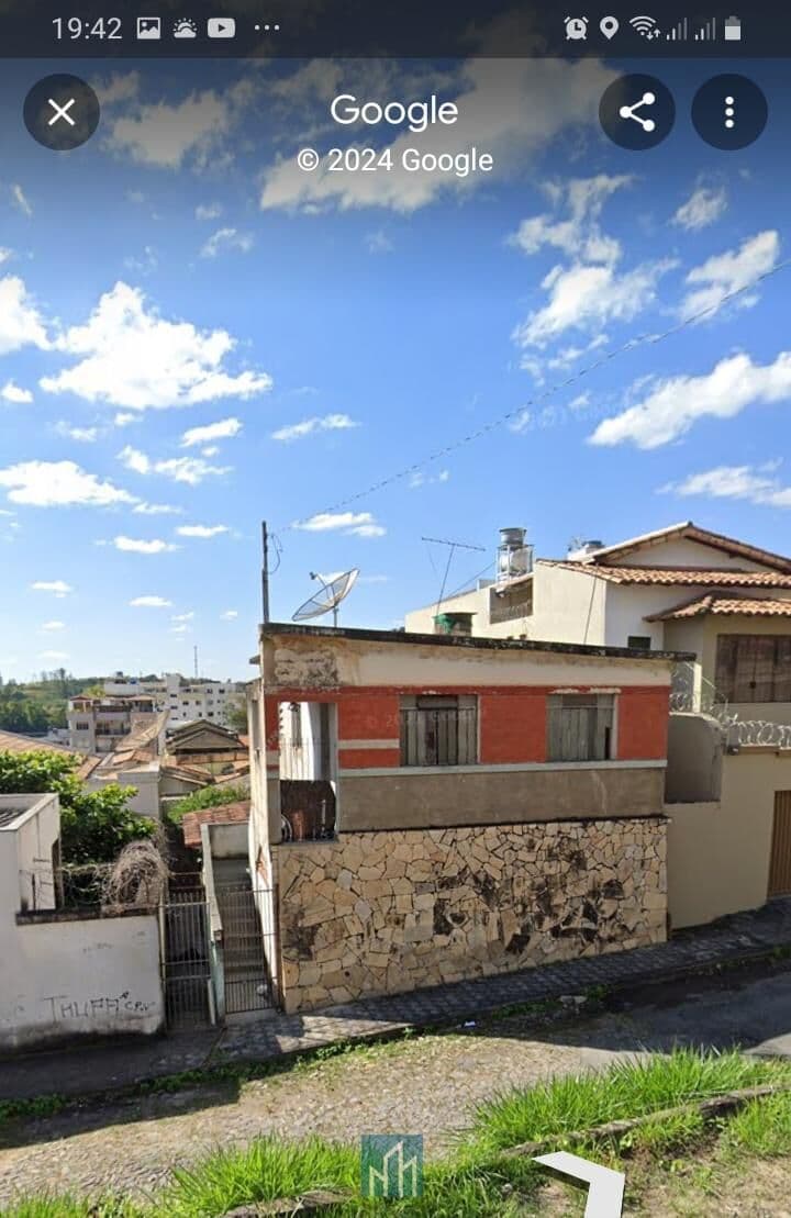 Terreno com casa para demolição.