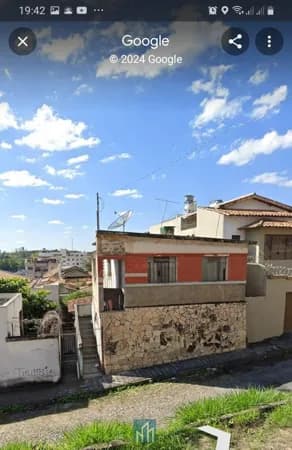 Terreno com casa para demolição.