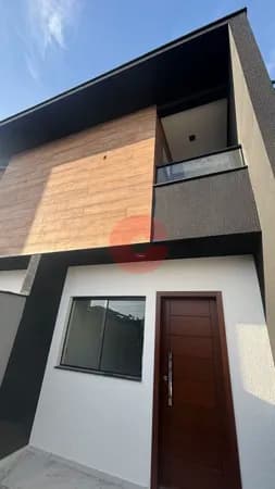 Sobrado à venda com 2 suítes no bairro Adhemar Garcia, em Joinville-SC