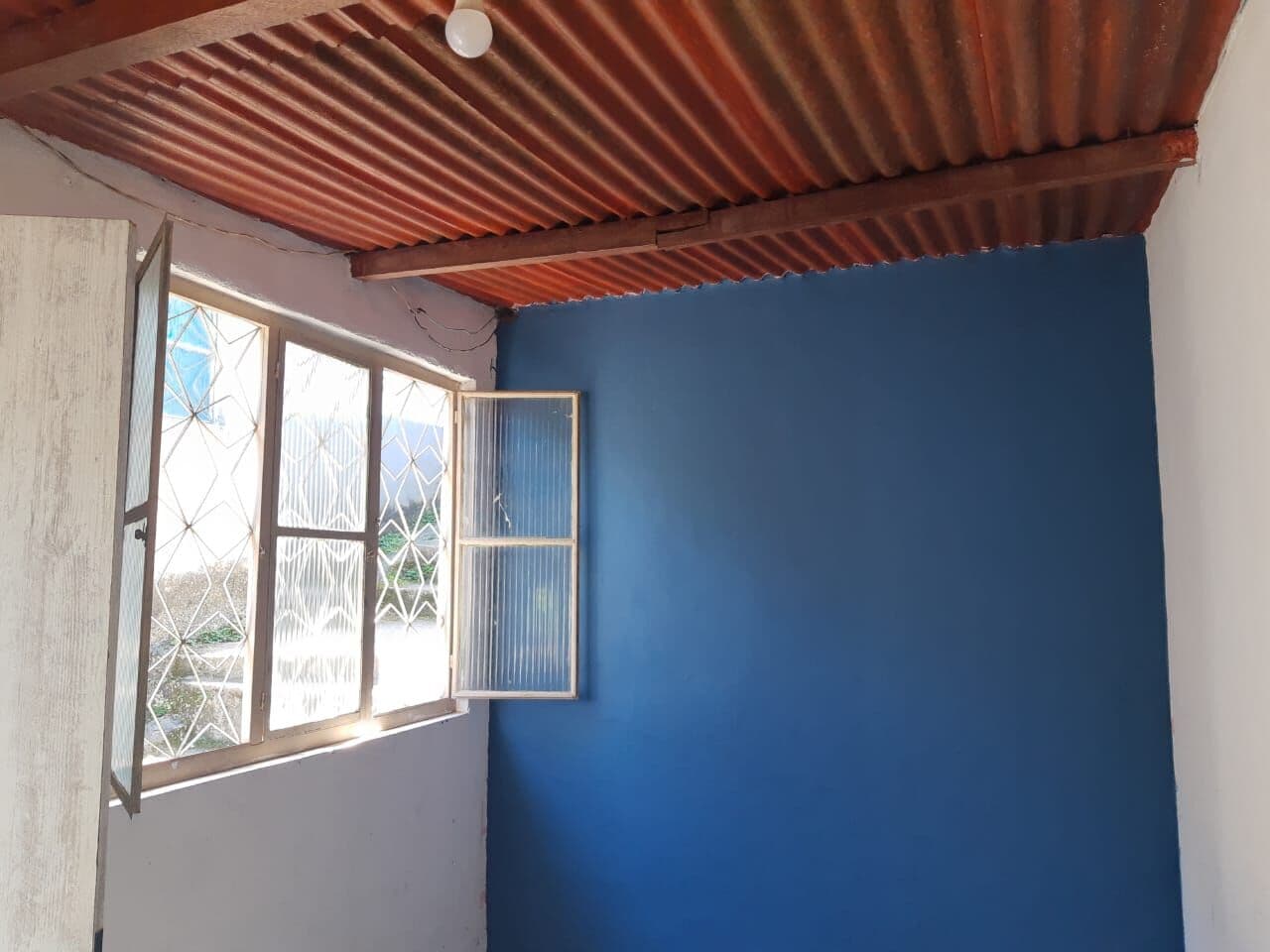 Alugo Kitnet, no B. Almerinda Locação 400,00
