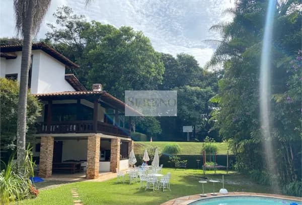Casa alto luxo em condomínio fechado 04 quartos para ALUGUEL, mais de 700 m2, 02 andares, área gourmet, piscina, quadra poli esportiva, sala de jogos, fitness, 04 vagas cobertas, Vila Del Rey, Nova Lima, MG.
