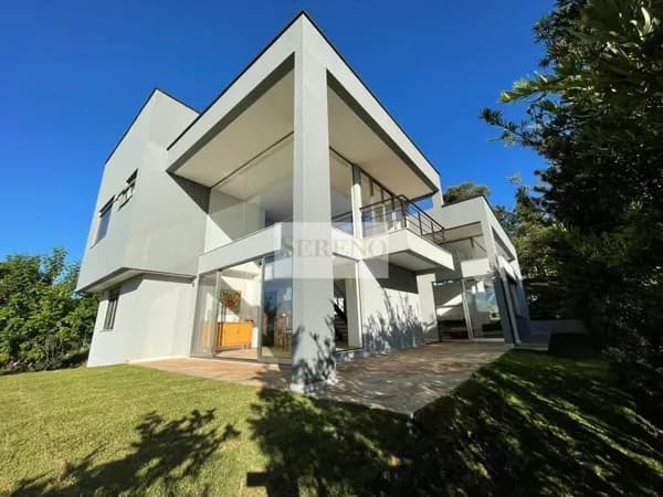 Casa alto luxo 04 quartos a venda, 356 m2, 2 Suítes e 2 semi-suítes, vista para Mata, 02 vagas cobertas, sala para 3 ambientes com pé-direito duplo, energia solar, varanda, DCE e despensa, condomínio Pasárgada, Nova Lima, MG.