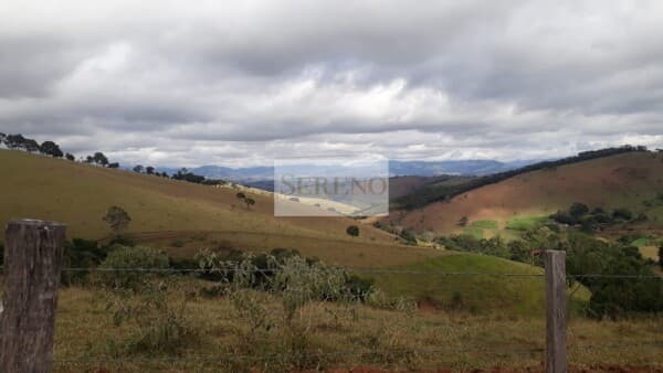 Chácaras a venda contendo 7.500 m2 de área total em condomínio fechado, na zona rural nas montanhas de Pouso Alto/MG