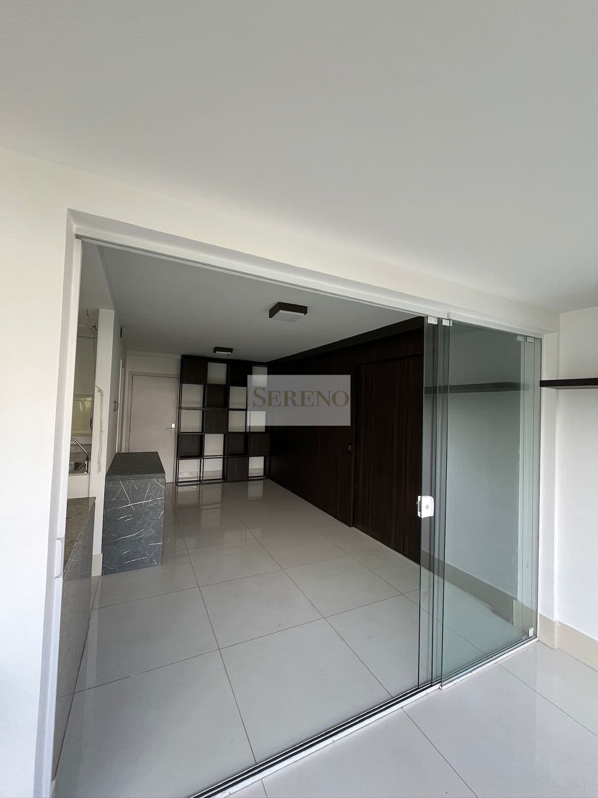 Apartamento de luxo 01 suíte a venda, 56 m2, 01 lavabo, 01 vaga de garagem, andar baixo, condomínio resort, Vila da Serra, Nova Lima – MG, Brasil.