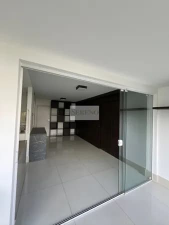 Apartamento de luxo 01 suíte a venda, 56 m2, 01 lavabo, 01 vaga de garagem, andar baixo, condomínio resort, Vila da Serra, Nova Lima – MG, Brasil.