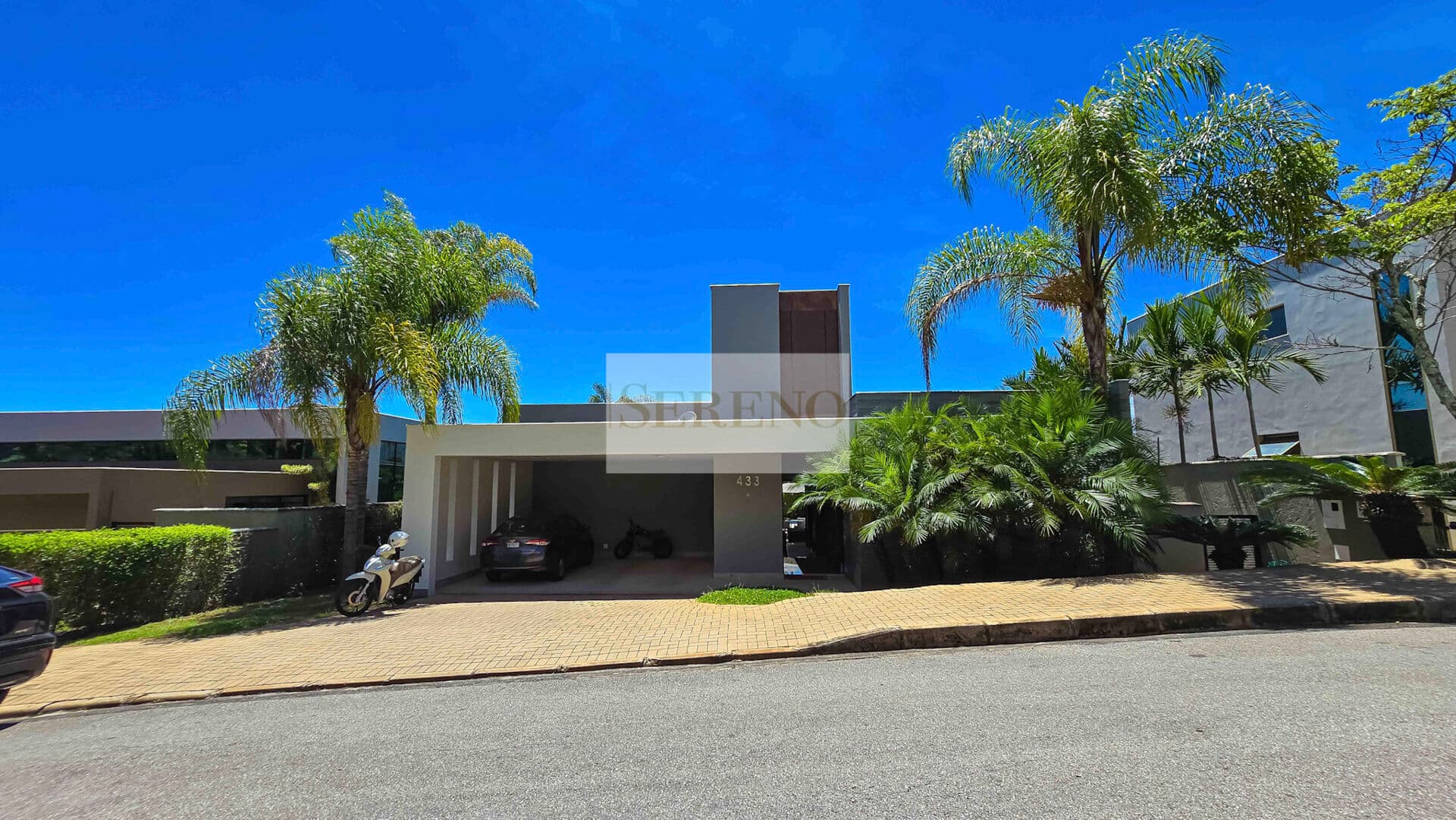 Casa alto luxo linear 04 suítes a venda, 400 m2, pé direito duplo, ar condicionado em todos os quartos, marcenaria, energia fotovoltaica, piscina aquecida, chopeira, projeto paisagístico, churrasqueira e 04 vagas rua tranquila no condomínio Quintas do So