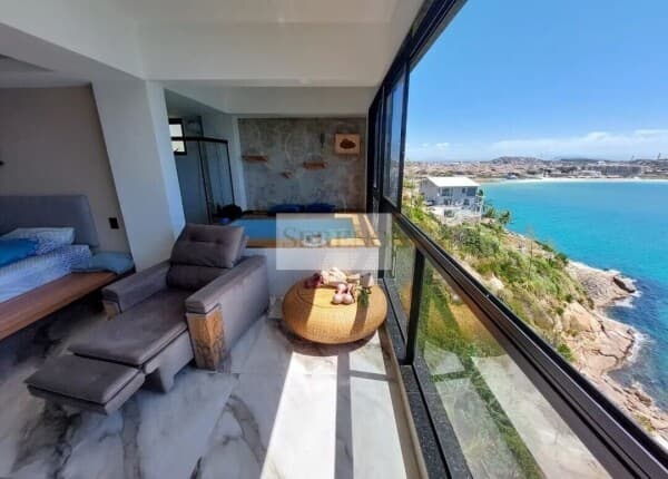 Sobrado alto luxo com 02 terrenos em frente para o mar a venda, condomínio fechado com portaria 24 horas, sobrado com área de 400 m2 em terreno de 2.035 m2, possui um segundo terreno vizinho que vai até o mar no pontal do Atalaia, em Arraial do Cabo, RJ.