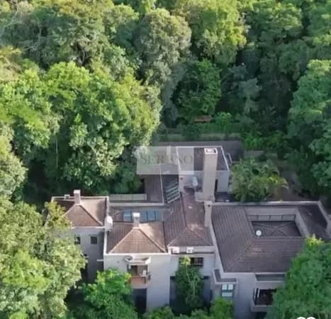 Mansão alto luxo 03 suítes a venda, 1.400 m2 de área construída, terreno com 8.000 m2 de mata, espaço hóspedes 02 quartos, ampla para 06 ambientes, escritório, todos ambientes voltados para a floresta, 02 cozinhas, ampla adega e degustação, salão de fest