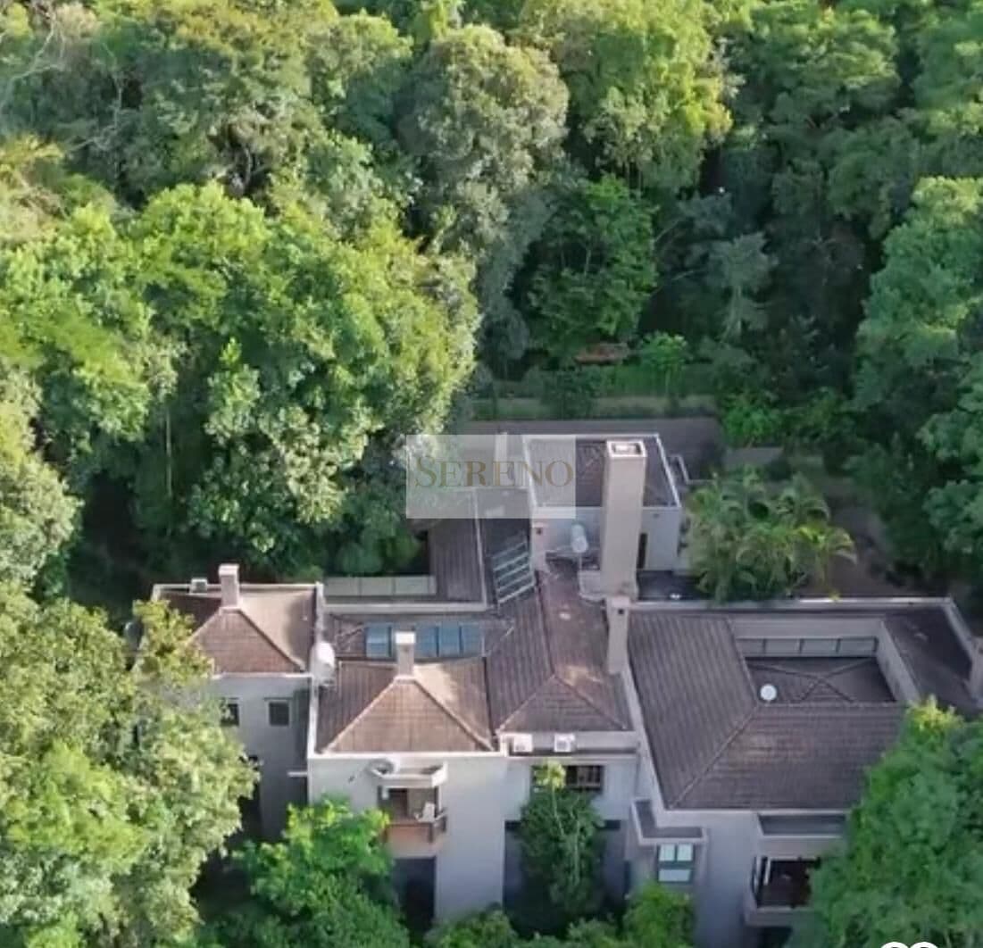 Mansão alto luxo 03 suítes a venda, 1.400 m2 de área construída, terreno com 8.000 m2 de mata, espaço hóspedes 02 quartos, ampla para 06 ambientes, escritório, todos ambientes voltados para a floresta, 02 cozinhas, ampla adega e degustação, salão de fest