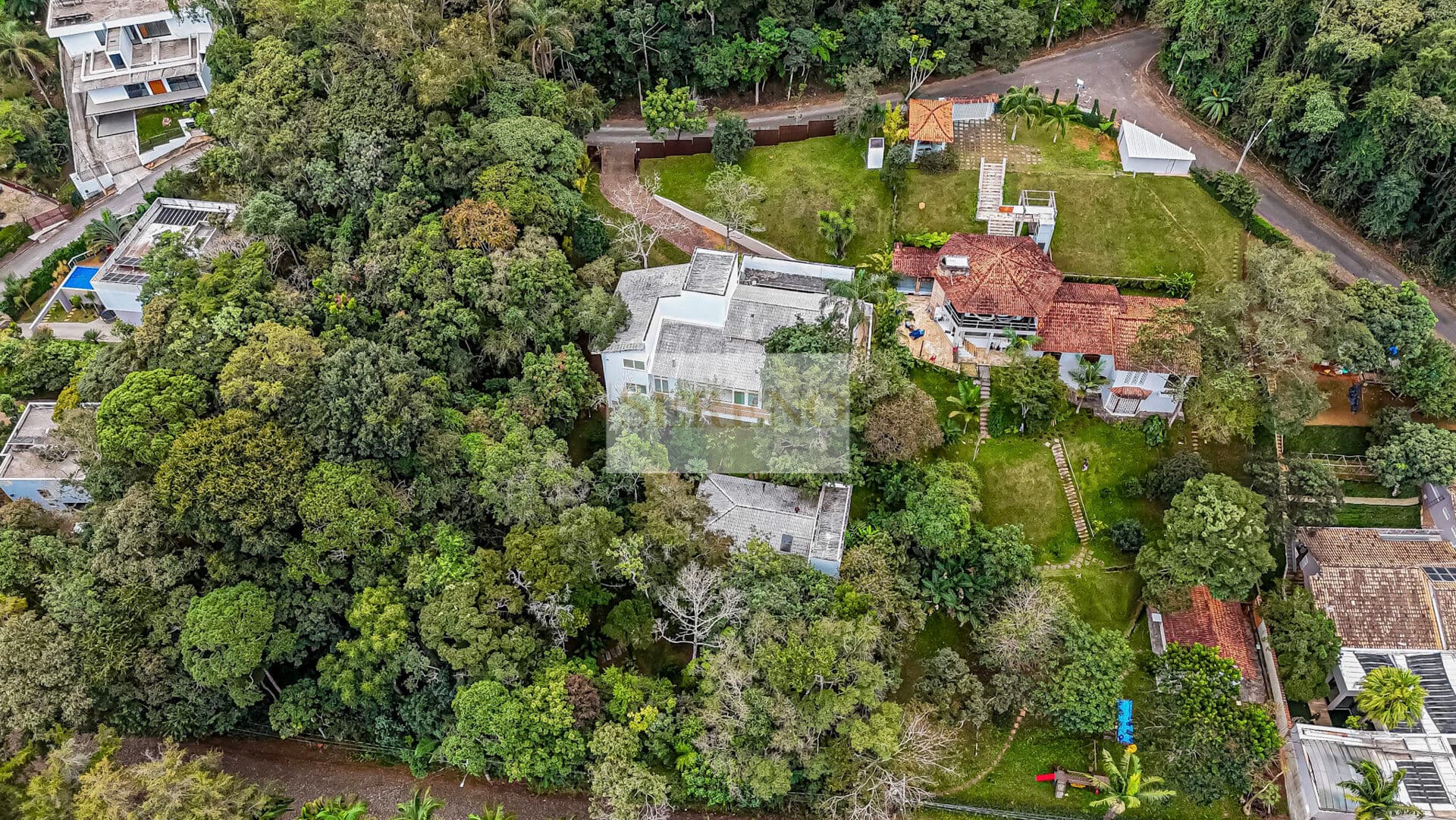 Casa alto padrão 3 suítes a venda, (opção por utilização de escritório como 4 suítes), sendo a master c closet, hidro, sala 3 ambientes pé direito duplo, cozinha equipada c armários, varanda e área de serviço, adega subterrânea, energia solar, calafetaçã
