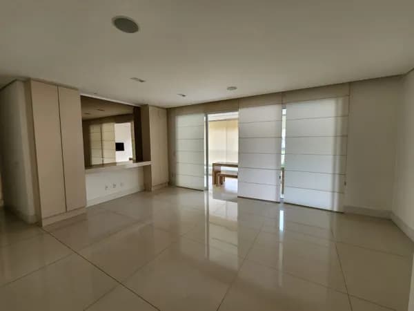 Apartamento de luxo 04 quartos (transformado em 03 suítes) a venda, 154 m2, a master c closet, ampla sala, marcenaria de 1ª em todos os cômodos, ar condicionado, cozinha, DCE, 03 vagas, box garagem e lazer resort, andar baixo de frente para a Al Oscar Ni