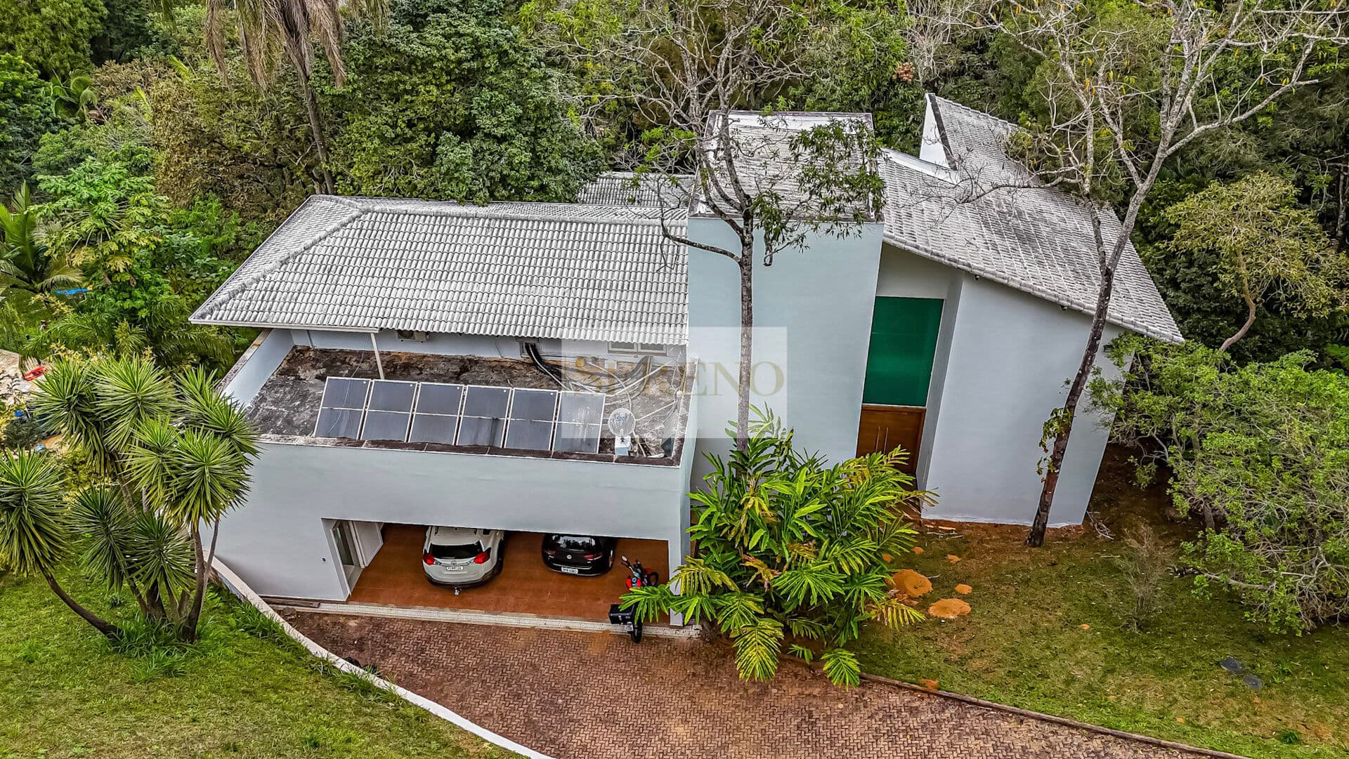 Casa alto padrão 3 suítes para ALUGUEL, (opção por utilização de escritório como 4 suítes), sendo a master c closet, hidro, sala 3 ambientes pé direito duplo, cozinha equipada c armários, varanda e área de serviço, adega subterrânea, energia solar, calaf