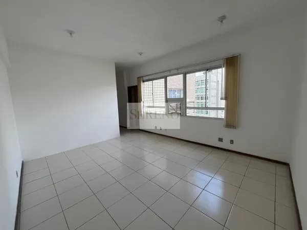 Sala comercial de luxo a venda, 42 m2, sanitário, 01 vaga de garagem, andar intermediário no melhor da Av. do Contorno, Belo Horizonte, MG.
