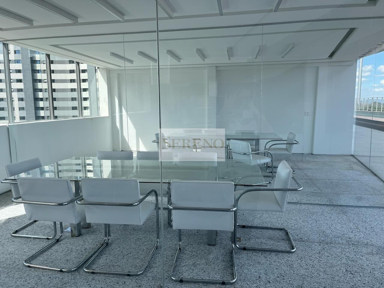 Salas comerciais alto luxo (02 salas) espelhadas a venda, 50 m2, 02 banheiros, separadas por drywall, 02 vagas de garagem, empreendimento comercial no Vale do Sereno, Nova Lima, MG.