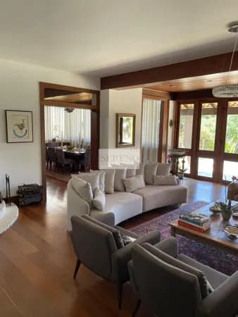 Casa alto luxo 04 quartos para ALUGUEL, 620 m2, 03 suítes com closets, estilo rustico, ar condicionado, salas para vários ambientes integrados com o lazer, cozinha gourmet, piscina, mirante, tênis, condomínio Del Rey, Nova Lima, MG – Brasil.