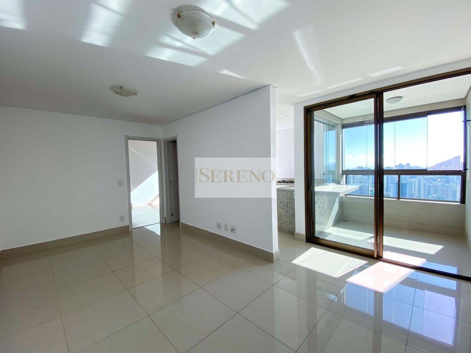 Apartamento de luxo 01 suíte a venda, 52 m2, DCE, lazer tipo resort, unidade alta com vista para Nova Lima e montanhas, Vila da Serra, Nova Lima, MG.