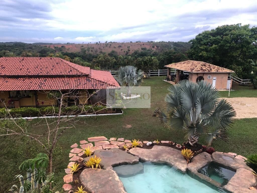 Sítio de luxo contendo 14 hectares, infra estrutura completa, casa, churrasqueira coberta, chalé de visitas, casa do caseiro, esportes, energia solar, piscina com cascata tipo cacheira artificial e rio passando no sítio, localizado na cidade de Jaboticat