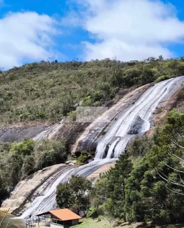 Fazenda contendo 03 hectares (30.000 m2) direcionada para o ecoturismo a venda, possui terras e vegetação fértil, possui 03 cachoeiras com impressionantes quedas d’água com 100 metros de altura, chales e casa do caseiro, possui 12 nascentes de água, 04 r