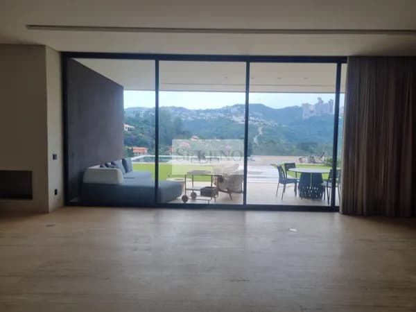 Casa alto luxo tipo sobrado 4 suítes a venda, 811,20 m², 4 níveis, 4 vagas, DCE, lazer completo, acabamentos finos, jardins e vista no Vale dos Cristais, Nova Lima, MG.