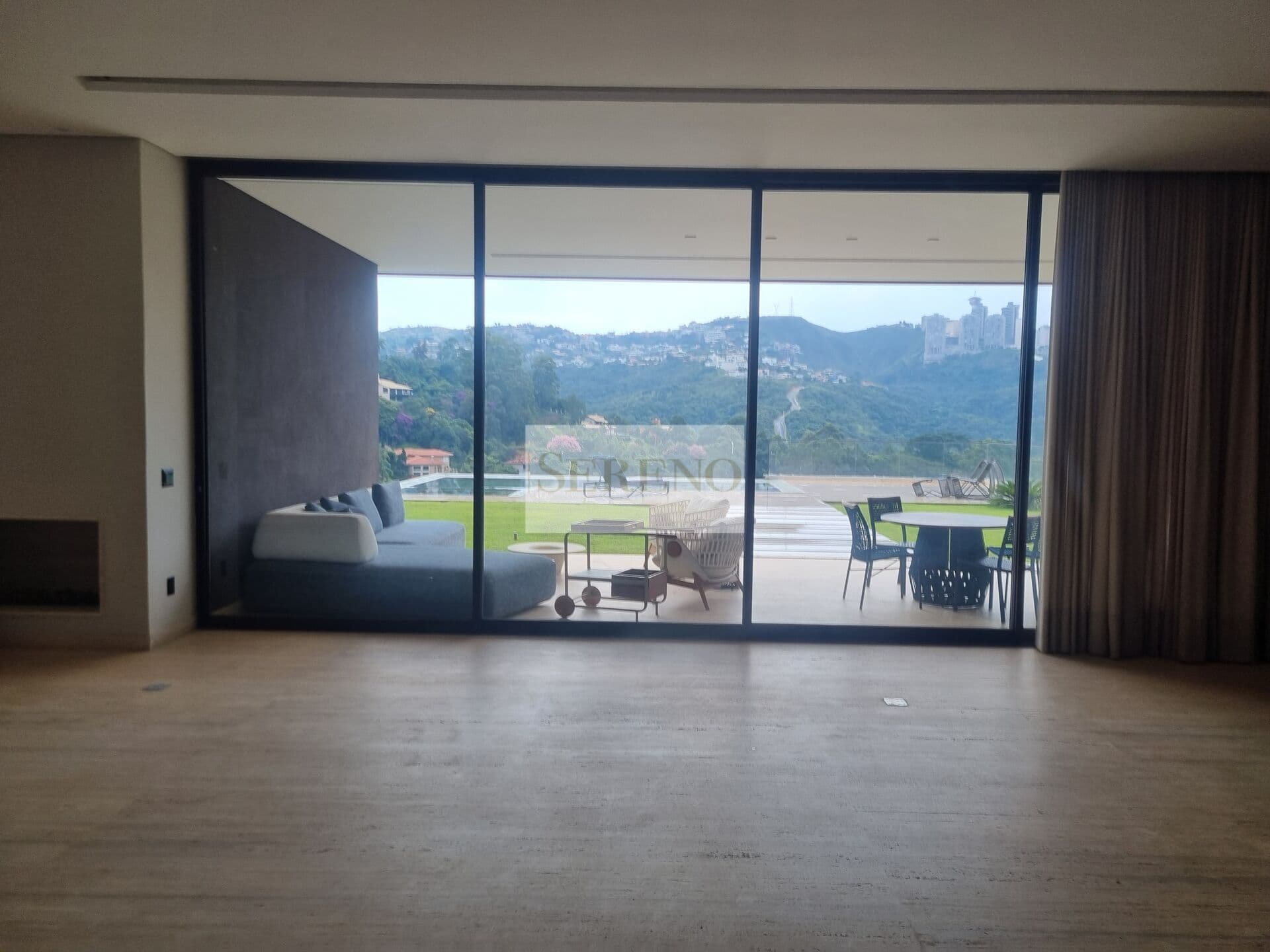 Casa alto luxo tipo sobrado 4 suítes a venda, 811,20 m², 4 níveis, 4 vagas, DCE, lazer completo, acabamentos finos, jardins e vista no Vale dos Cristais, Nova Lima, MG.