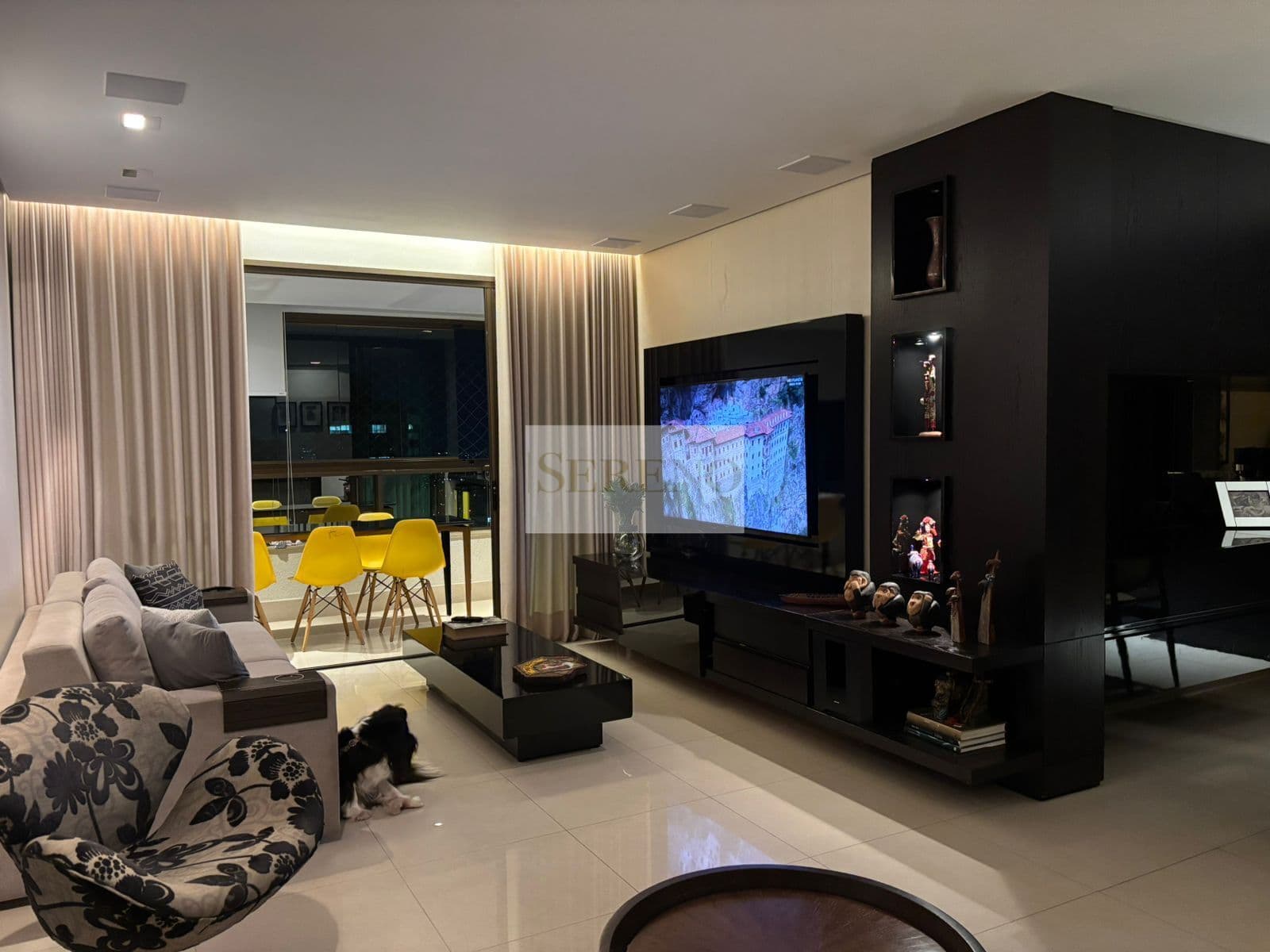Apartamento de luxo decorado e mobiliado para ALUGUEL, 154 m2, 04 quartos, 02 suítes, ampla sala, varanda, super alto cm vista para BH, condomínio resort, Al Oscar Niemeyer, Vila da Serra, Nova Lima, MG.