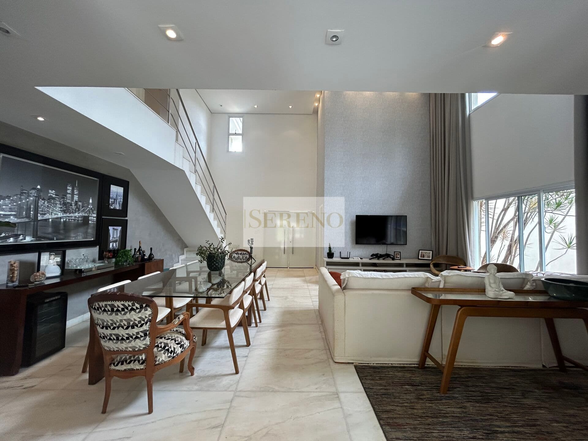 Casa alto luxo 05 quartos a venda, 370 m2, piso superior íntimo, 02 suítes, 02 semi-suítes, ampla sala com pé direito duplo, DCE, espaço gourmet com piscina climatizada integrada, condomínio Flores, Alphaville, lagoa dos Ingleses, Nova Lima, MG - Brasil.