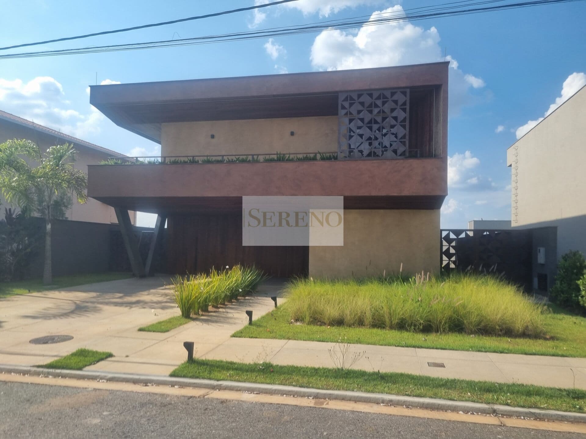 Sobrado alto luxo 04 suítes a venda, 494,68 m2, 02 pavimentos, 03 salas integradas e espaçosas com pé direito duplo, espaço gourmet com churrasqueira, deck e piscina, aquecimento solar, esquadrias e lareiras automatizadas e mirante no condomínio Árvores,