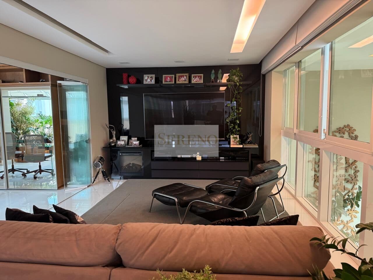 Cobertura Duplex alto luxo 03 suítes a venda, 280 m2, 1º Piso: sala com varanda integrada, cozinha e DCE, 03 suítes, 2º Piso: sala de estudo, escritório varanda, espaço gourmet, 04 vagas, vista montanhas, Vila da Serra, Nova Lima, MG.