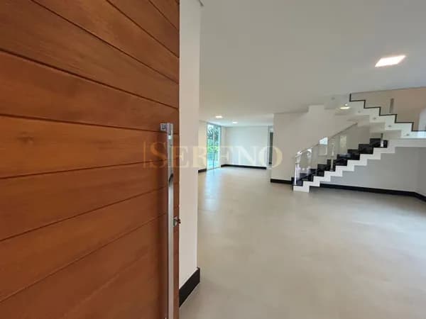 Casa alto padrão 05 quartos a venda, 370 m2, 02 suítes, 02 semi, ampla sala 02 ambientes, DCE, piscina climatizada, 04 vagas, condomínio Flores, Alphaville, Nova Lima, MG – Brasil.