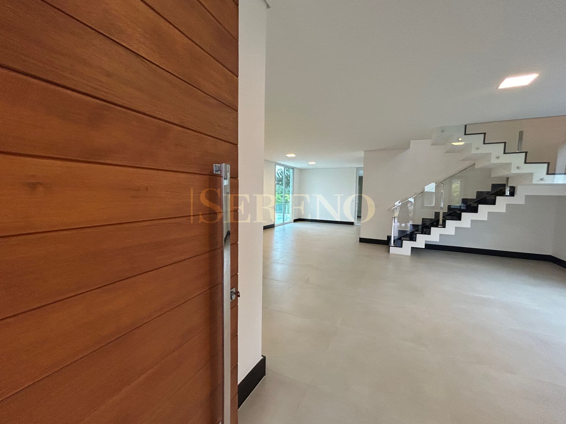 Casa alto padrão 05 quartos a venda, 370 m2, 02 suítes, 02 semi, ampla sala 02 ambientes, DCE, piscina climatizada, 04 vagas, condomínio Flores, Alphaville, Nova Lima, MG – Brasil.