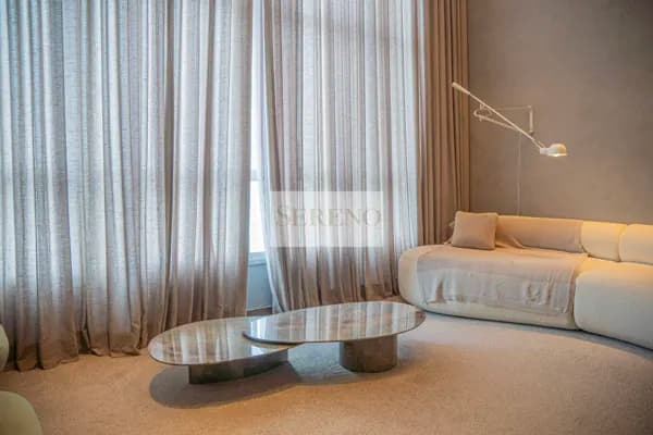 Apartamento tipo loft alto padrão, 01 suíte a venda, 78 m2. 1º andar: sala ampla, pé direito duplo 02 ambientes, cozinha integrada, lavabo, marcenaria e área de serviço e lavabo. 2º andar: suíte muito ampla e iluminada c closet, andar alto, vista maravil