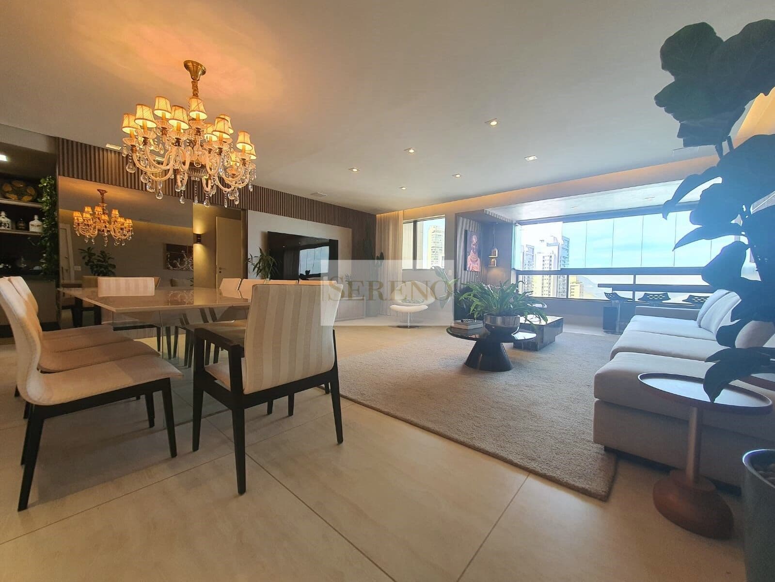 Apartamento de luxo decorado e mobiliado a venda, 154 m2, 03 suítes, ampla sala integrada, andar alto com vista para montanhas, Vila da Serra, Nova Lima, MG.