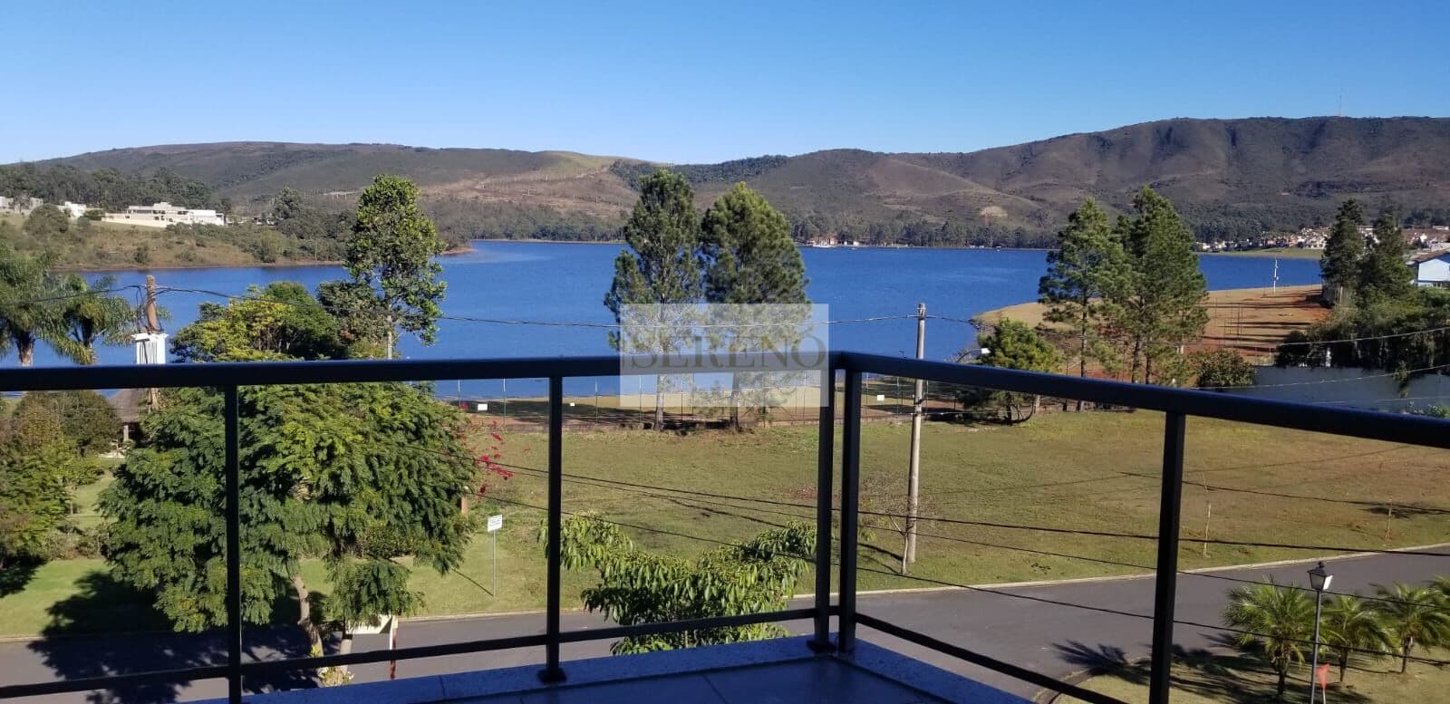 Mansão alto luxo 05 suítes a venda, 605 m2, 04 suítes no andar superior e 01 suíte no térreo, todas com varandas enormes com vista definitiva para a lagoa, espaço gourmet, churrasqueira, piscina aquecida, garagem para 10 veículos, condomínio inconfidente