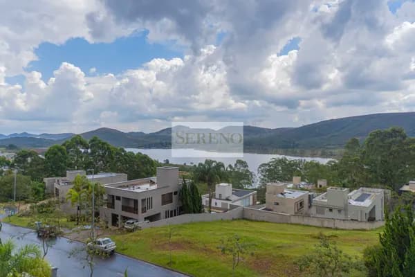 Casa alto padrão 04 suítes a venda, 406 m2, lote 570,36 m2, suíte master com vista para a lagoa, painel solar, piso intimo superior, projeto luminotécnico, 02 vagas, condomínio Península dos Pássaros, Lagoa dos ingleses, Nova Lima, MG – Brasil.