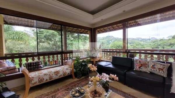Casa alto luxo em condomínio fechado 04 suítes a venda, ampla sala para 04 ambientes com varandas que dão diretamente para a mata e um vale maravilhoso, lareira, ampla cozinha com sala de jantar e DCE, vaga para 07 veículos.