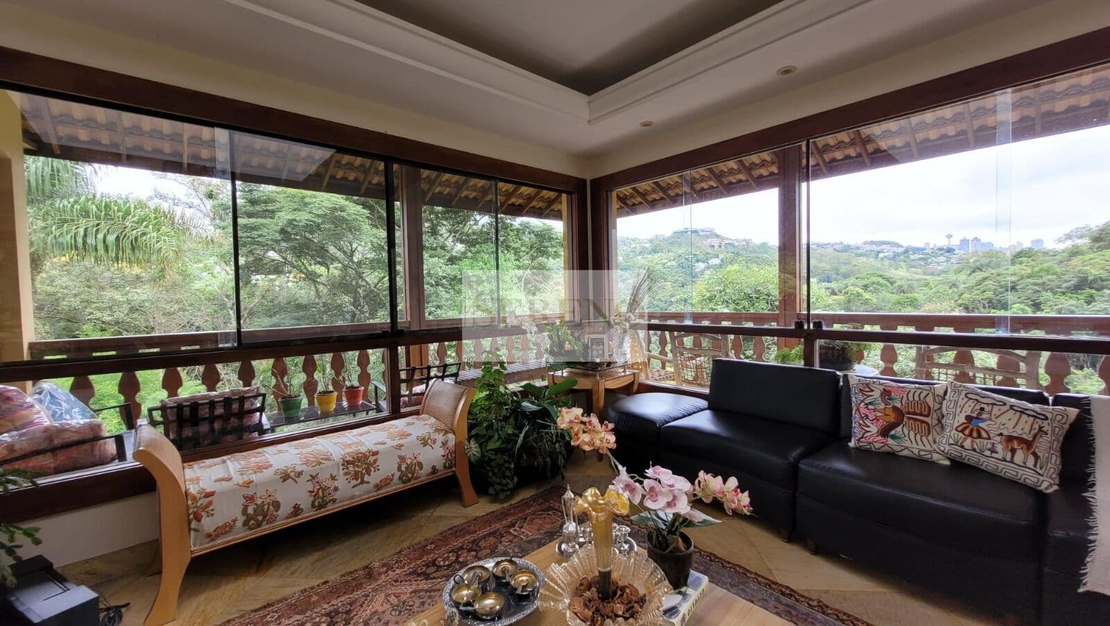 Casa alto luxo em condomínio fechado 04 suítes a venda, ampla sala para 04 ambientes com varandas que dão diretamente para a mata e um vale maravilhoso, lareira, ampla cozinha com sala de jantar e DCE, vaga para 07 veículos.
