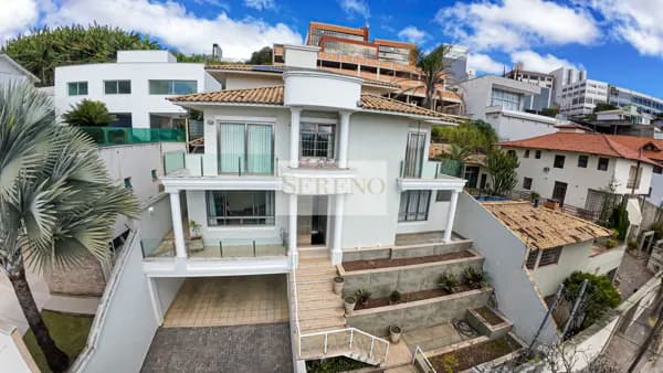 Casa tipo sobrado altíssimo padrão Decorada e Mobiliada 04 quartos para venda, 416 m2, 02 suítes, 02 salas amplas, 03 níveis, lazer gourmet com churrasqueira, vista panorâmica, Santo Bento, Belo Horizonte, MG - Brasil.