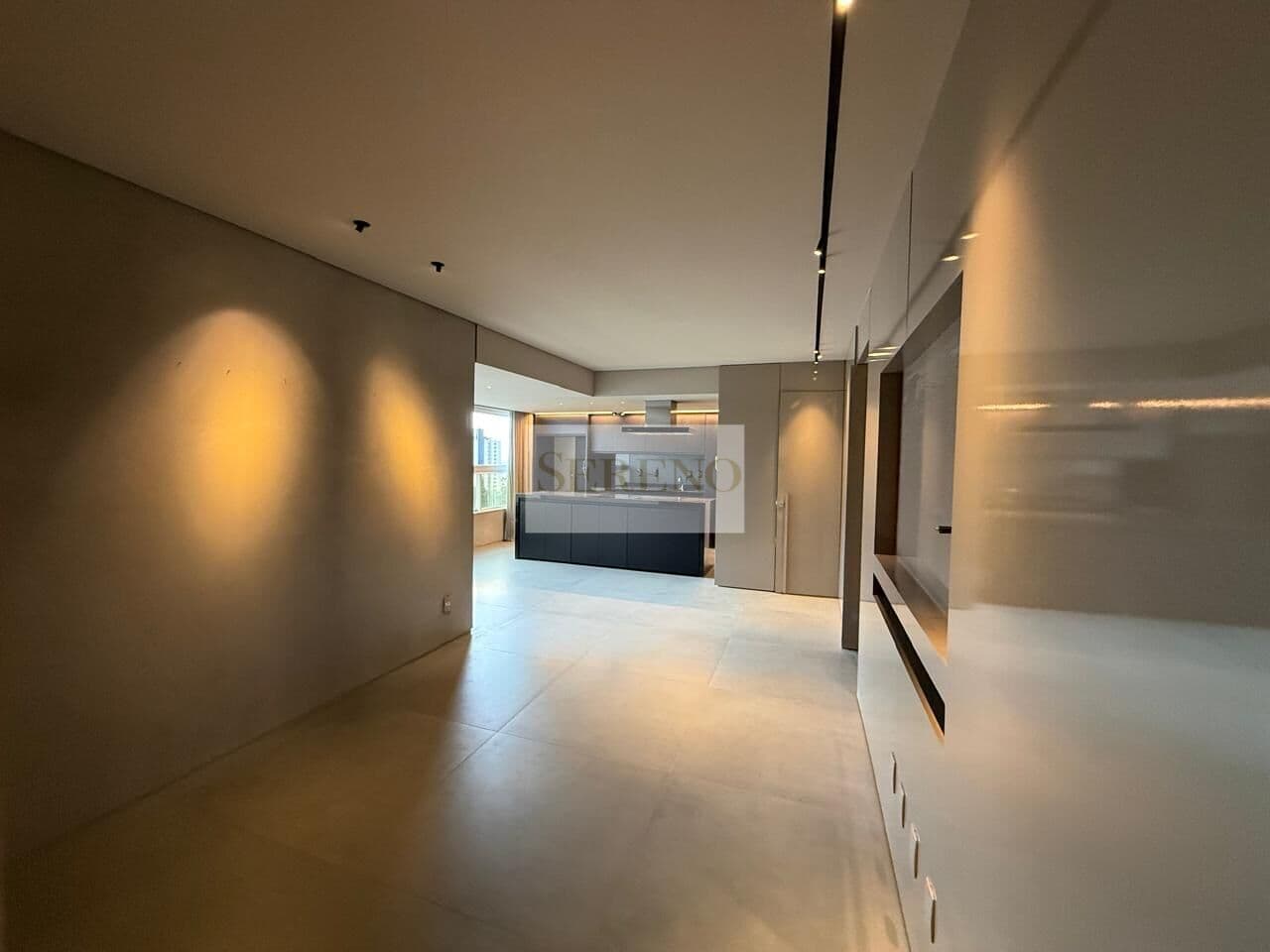 Apartamento de luxo decorado 02 suítes a venda, 82 m2, imóvel reformado, lavabo, ampla sala conjugada c cozinha americana e varanda, super alto com vista, 02 vagas de garagem, marcenaria completa línea Doro, Vila da Serra, Nova Lima, MG.