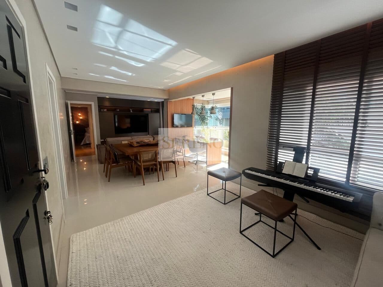 Apartamento de luxo Mobilado e Decorado 03 quartos a venda, 92 m2, sala para vários ambientes, andar intermediário, DCE, condomínio resort, acabamento fino padrão, Vila da Serra, Nova Lima, MG.