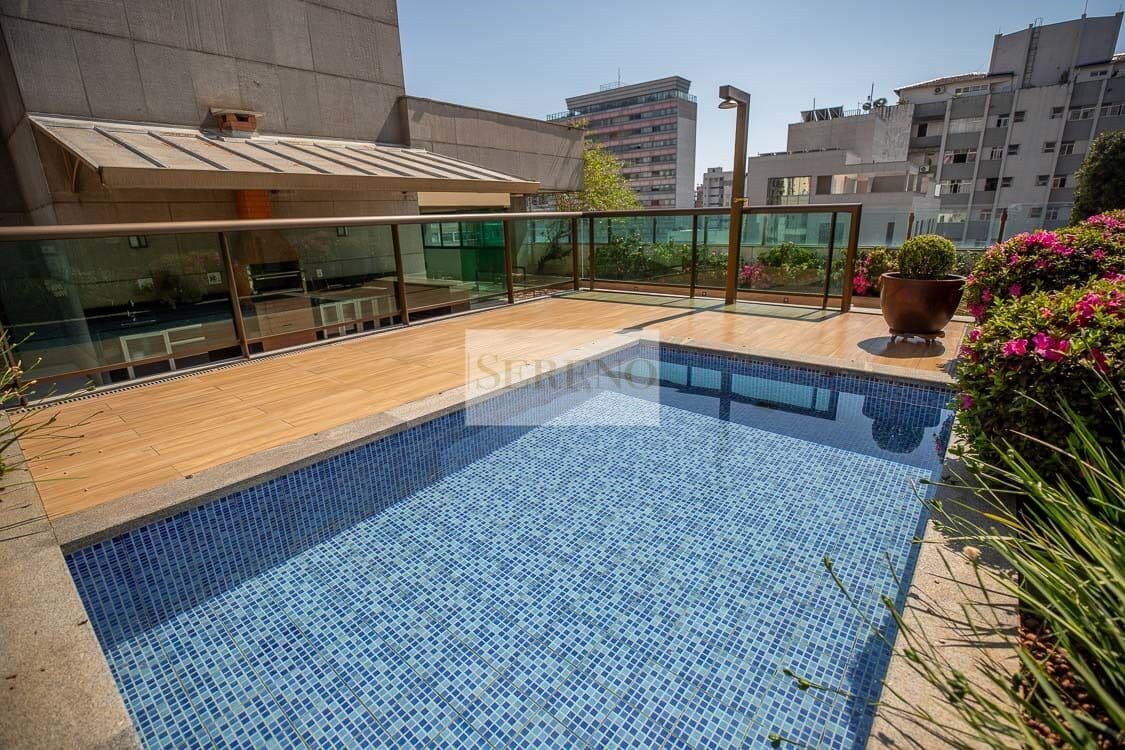 Cobertura linear alto luxo 04 quartos a venda, 336,28 m2, 01 Suíte e 02 semissuítes, vista panorâmica, piscina c deck de madeira, espaço gourmet junto ao clube Minas I, Savassi, Belo Horizonte, MG – Brasil.