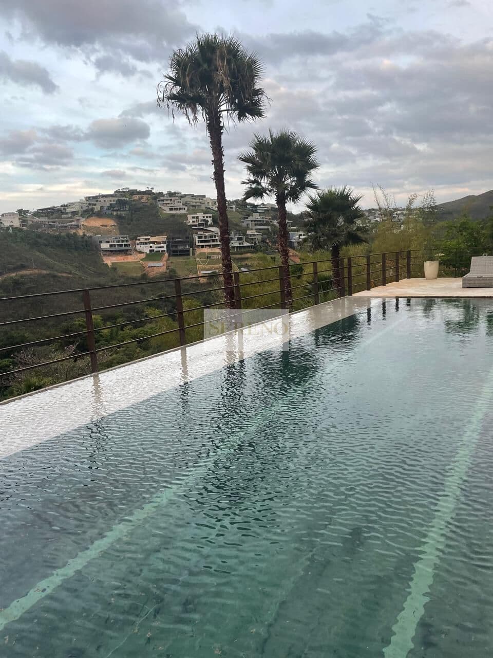 Mansão 04 quartos a venda, 620 m2, 03 suítes com closets, estilo rustico, ar condicionado, salas para vários ambientes integrados com o lazer, cozinha gourmet, piscina, mirante, tênis, condomínio Del Rey, Nova Lima, MG – Brasil.