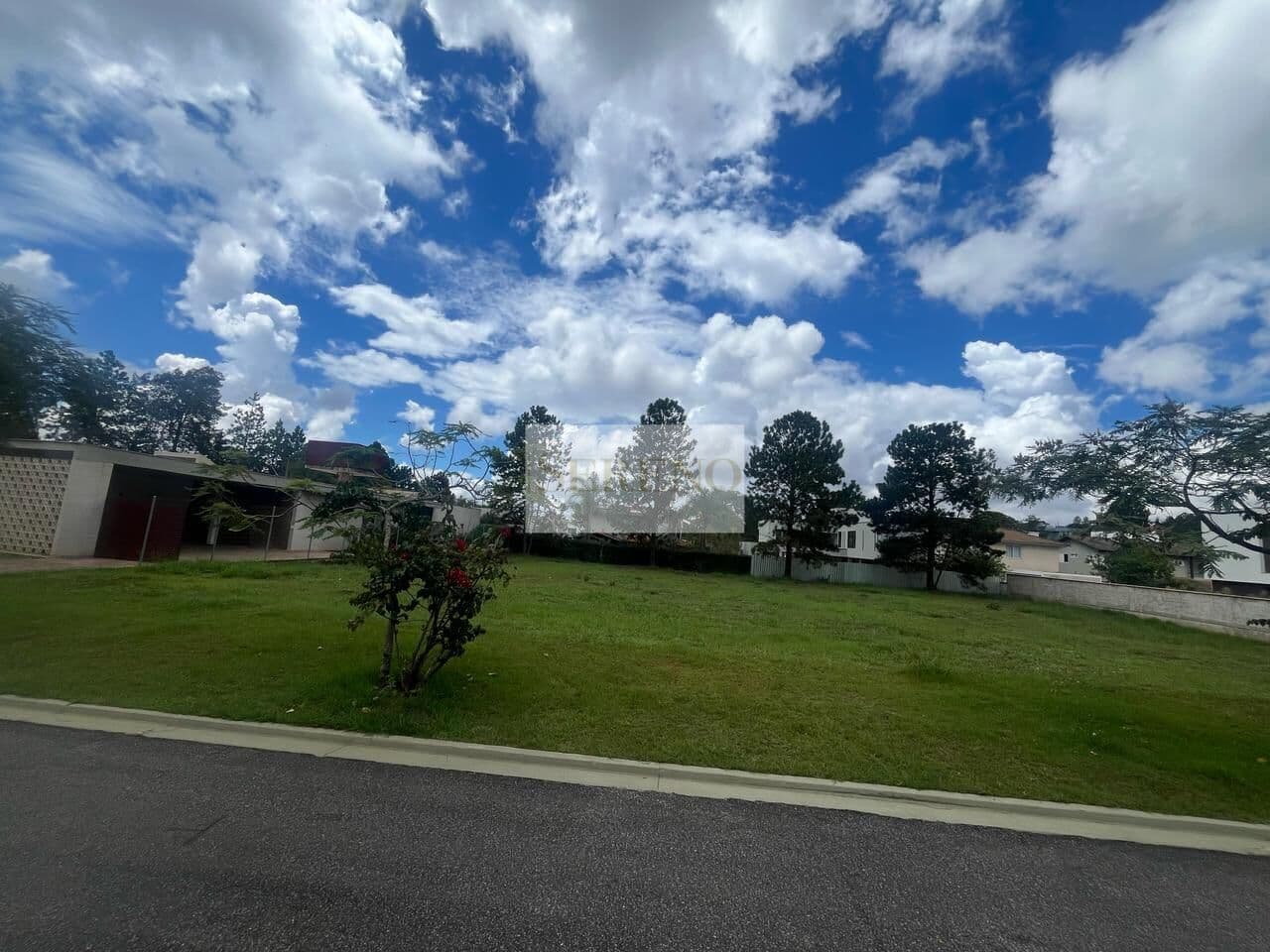 Lote plano 900 m2 ao lado do Colégio Batista e Shopping Navegantes, condomínio Real, Alphaville, Lagoa dos ingleses – Nova Lima, MG – Brasil